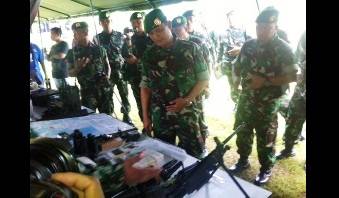 Pangdam V Brawijaya saat melakukan pengecekan logsitik di yonif 521 Kediri. (Arif Kurniawan/BANGSAONLINE)