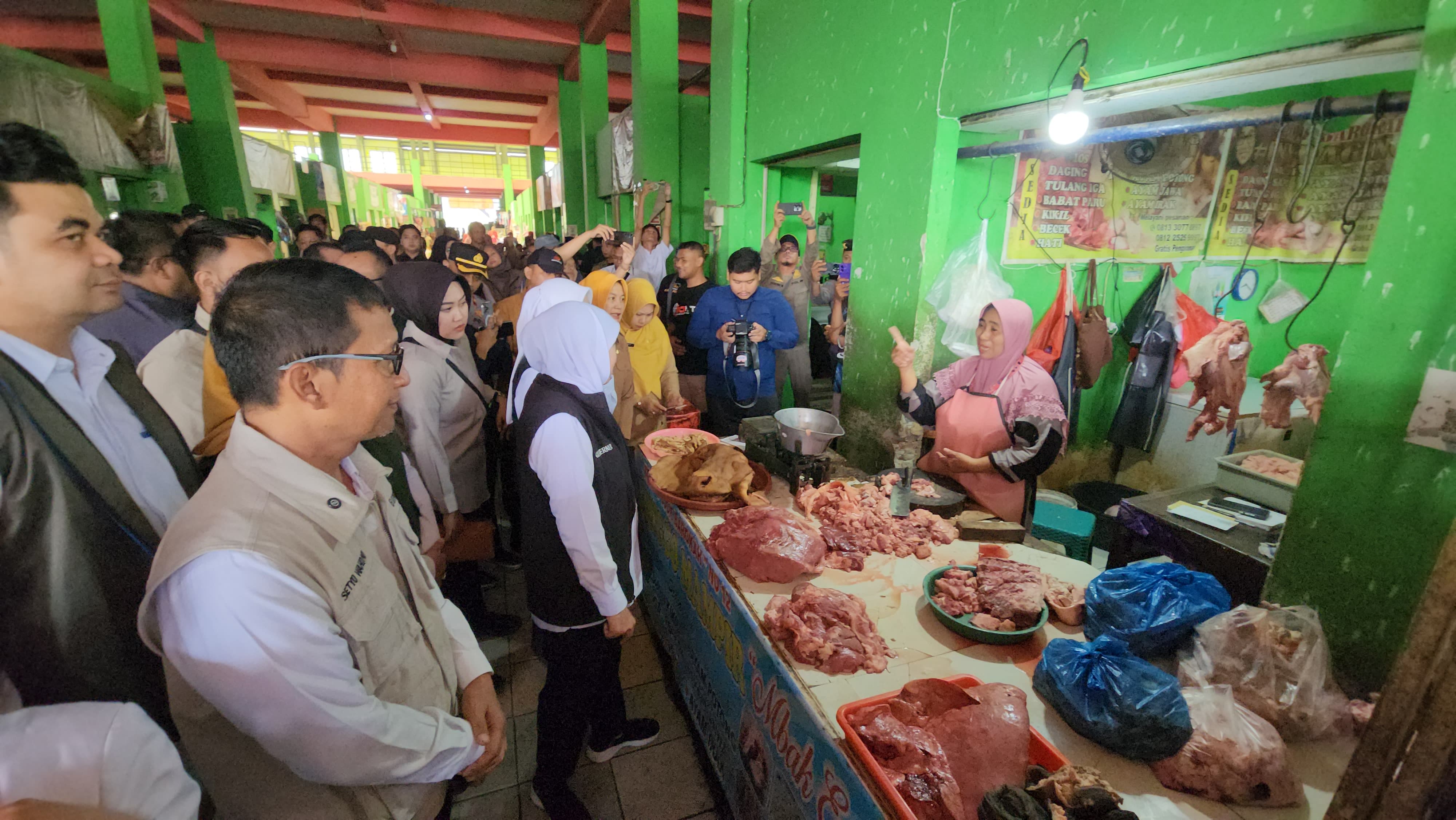 Khofifah Indar Parawansa turun langsung memantau harga bahan pokok di Pasar Kota Baru Bojonegoro atau Pasar Banjarejo, Kecamatan Bojonegoro, Senin (25/5/2026).