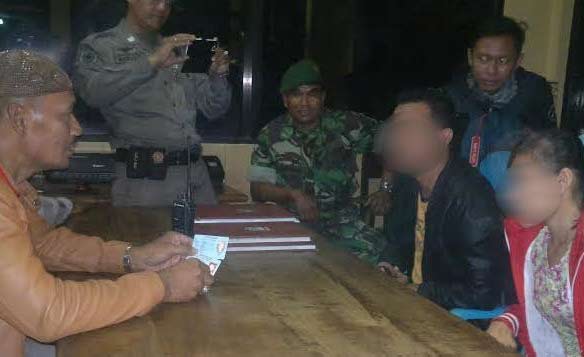 Pasangan mesum saat dimintai keterangan oleh petugas. foto: detik