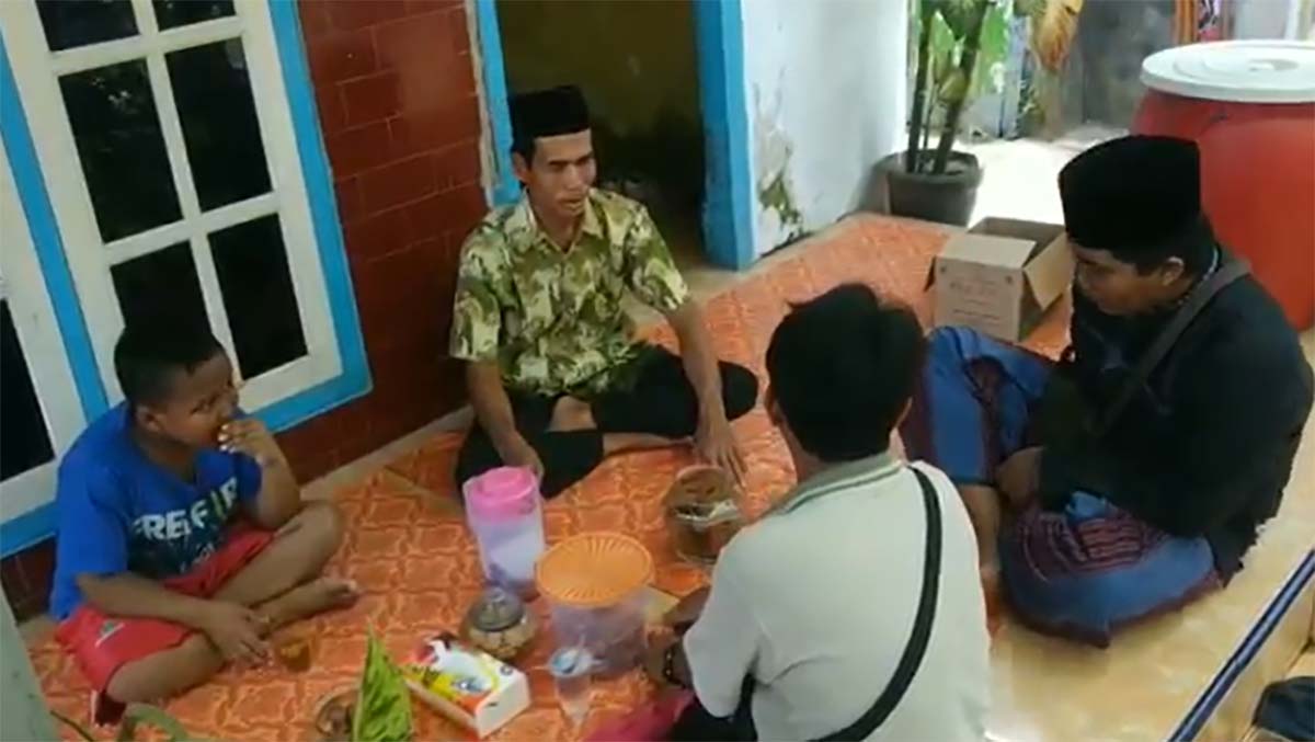 Suasana takziah di Desa Kebonrejo, Kecamatan Grati, Kabupaten Pasuruan, rumah balita yang meninggal dunia diduga akibat gagal ginjal akut.