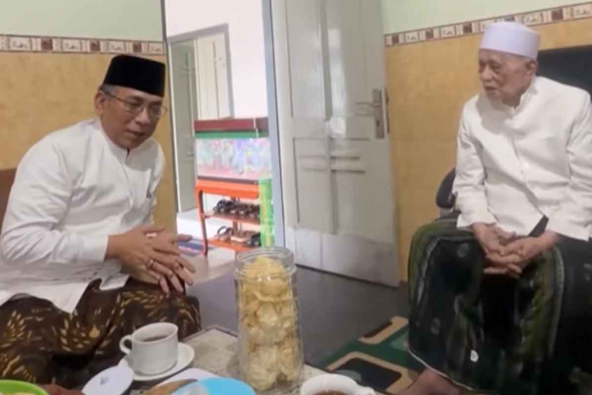 Tangkapan layar pertemuan antara KH. Yahya Cholil Staquf ke Pengasuh Ponpes Lirboyo Kediri, KH. M. Anwar Mansyur. Foto: TikTok.com/@themuktamar