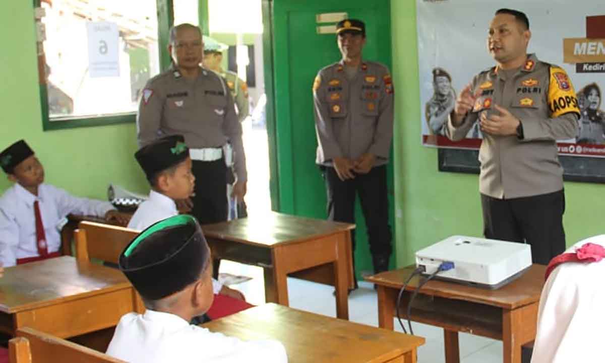 Kapolres Kediri Kota, AKBP Teddy Chandra (kanan), saat menjadi 