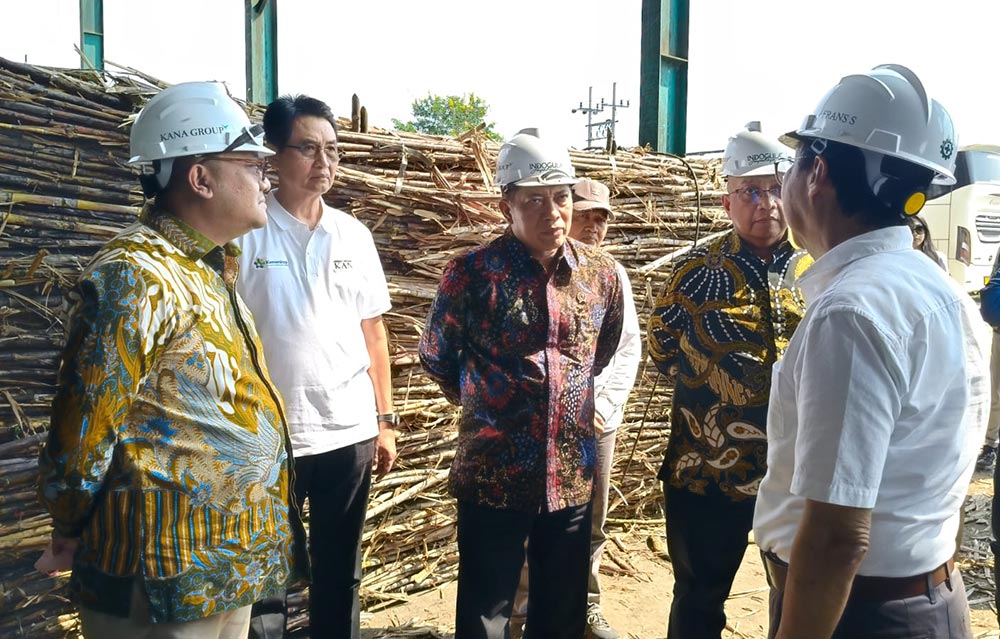 Menteri Koperasi Republik Indonesia Ferry Juliantono (tiga dari kiri) saat berkunjung di PT. Indogula Jayabaya. Foto: MUJI HARJITA/ BANGSAONLINE