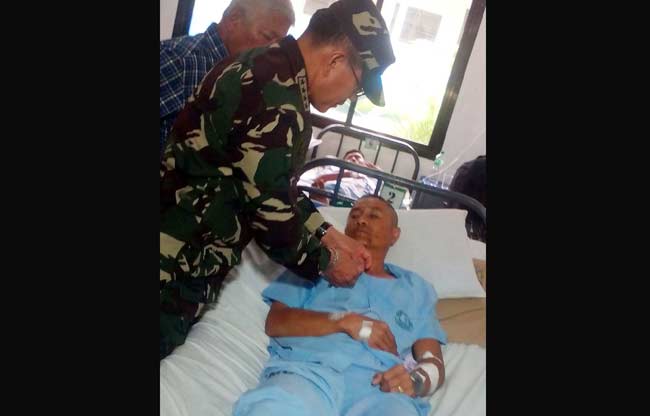 Kepala militer Filipina Jenderal Hernando Iriberri memberikan medali penghargaan kepada pasukan elite yang terluka. foto: AFP