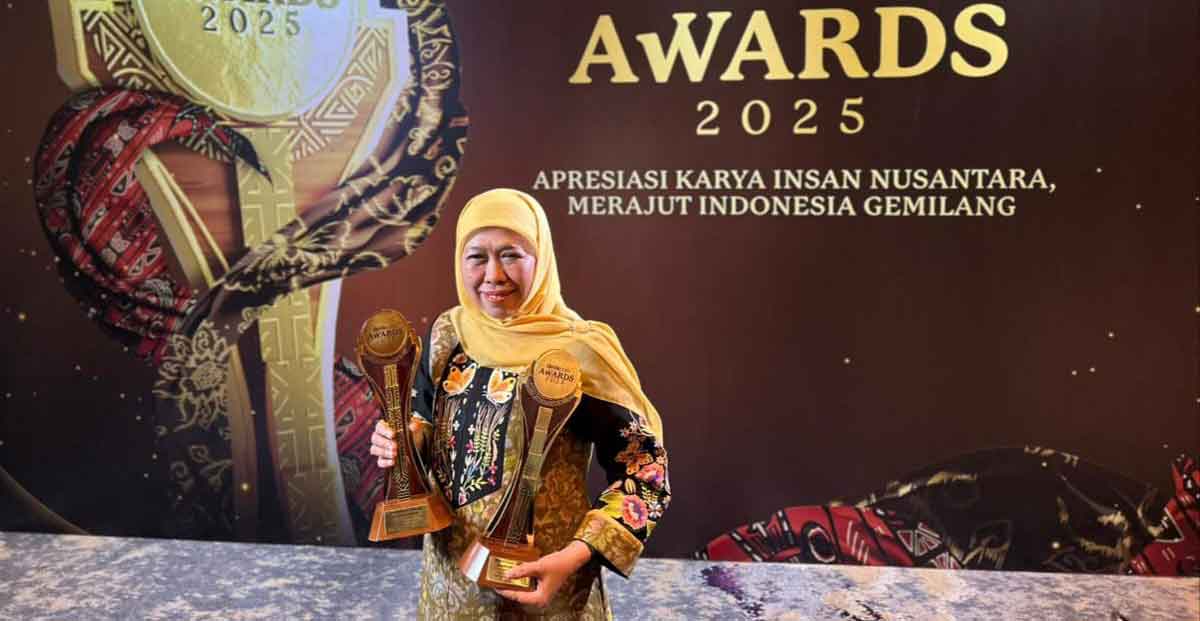 Gubernur Jawa Timur, Khofifah Indar Parawansa, ketika menunjukkan penghargaan yang diraih.