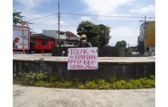 Andre Ranggi, pria yang melakukan demo seorang diri di bundaran DPRD Jember untuk menolak penurunan harga BBM. Yudi/BangsaOnline