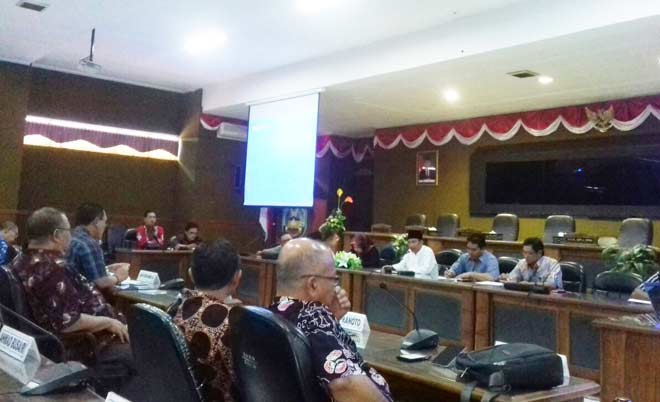 Rapat terbatas LKPJ Bupati di lantai 2 gedung DPRD. foto: BANGSAONLINE