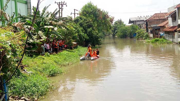 Petugas saat mengevakuasi korban.