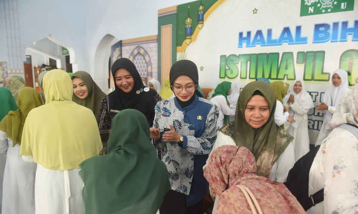 Wali Kota Kediri saat menyalami para anggota Muslimat. Foto: Ist