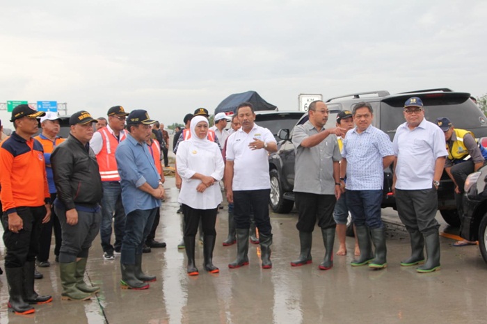 Gubernur Jatim, Khofifah Indar Parawansa saat meninjau banjir di Kabupaten Ngawi. foto: ist