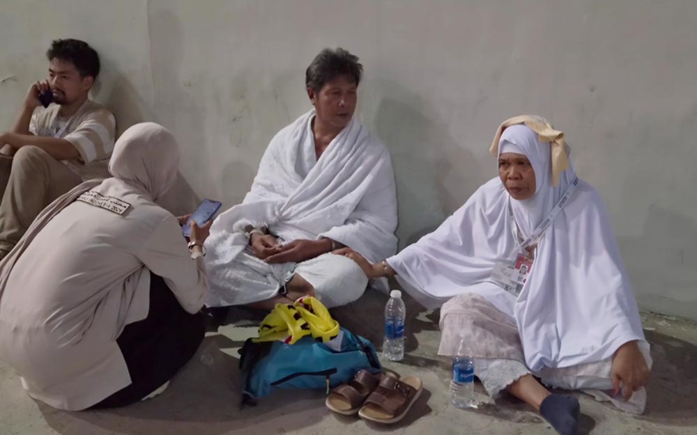 Petugas MCR saat menangani jemaah yang kelelahan. Foto: MCH 2026