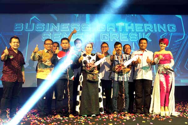 Kepala Departemen Penjualan Semen Gresik, Bambang Djoko, berfoto dengan para pemenang grand prize acara Business Gathering Semen Gresik Area Tasikmalaya di Gedung Asia Plaza, Tasikmalaya. foto: syuhud/ BANGSAONLINE