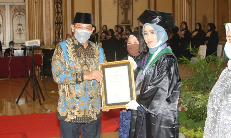BERI MOTIVASI: Pj. Bupati Hudiyono saat menghadiri Wisuda Unusida, di Hotel Utami, Sabtu (28/11/2020). (foto: ist)