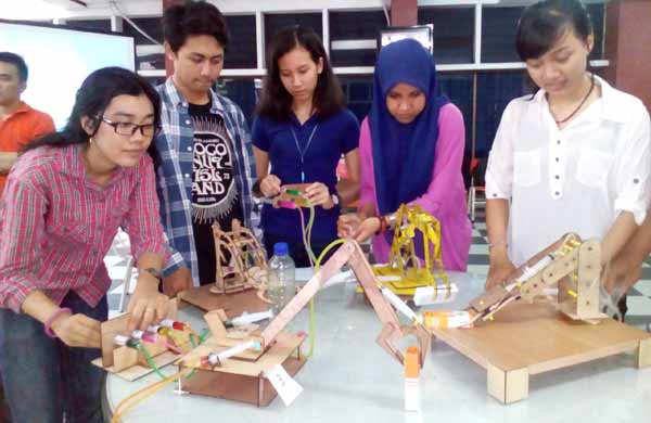 Mahasiswa STTS demonstrasikan hasil kreasi sistem hidrolis. foto: devi fitri/ BANGSAONLINE