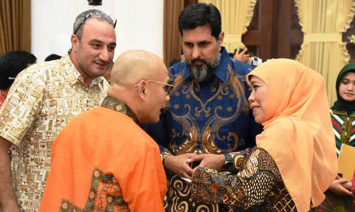 Gubernur Khofifah membeberkan potensi investasi Jawa Timur di depan 115 investor dalam acara Gala Dinner Annual Economic Gathering of Indonesia (AEGIS) 2019 di Gedung Negara Grahadi Surabaya, Sabtu (12/10) malam. foto: ist.