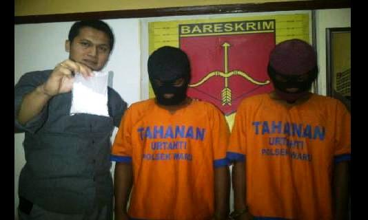 Tersangka kakak beradik yang jualan pil koplo. foto : nanang ichwan/BangsaOnline