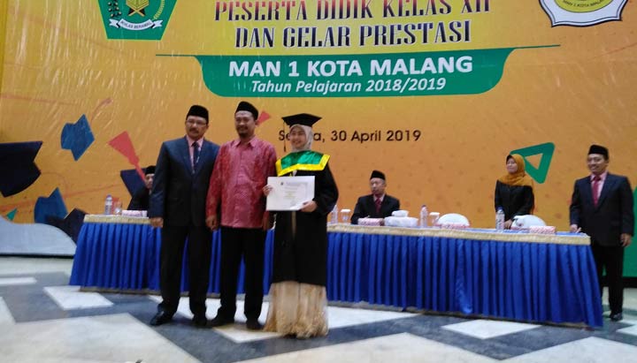 Kepala MAN 1 Kota Malang Drs. H. M. Husnan M.Pd bersama Nadia Nuril Kariem berserta ayahnya dalam acara pelepasan peserta didik, Selasa (30/04). foto: IWAN/ BANGSAONLINE