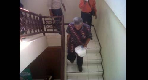 BERGEGAS - Plt Kepala KKP Nganjuk, Istanto Winoto saat keluar dari ruang pemeriksaan Pidsus Kejari Nganjuk, kemarin. foto: Soewandito/BangsaOnline.com