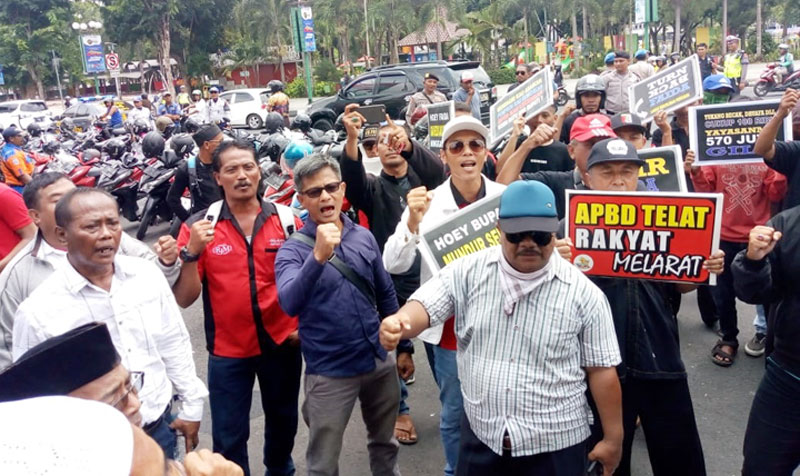 Aksi massa saat demo di depan Pendapa Wahyawibawagraha menuntut Faida mundur dari jabatan Bupati Jember.