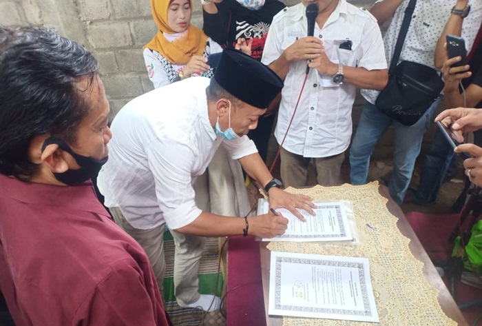 Cabup Sugiri Sancoko menandatangani nota kesepakatan dengan komunitas pecinta sepak bola Persepon Ponorogo.