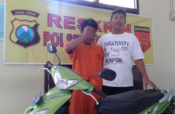 Tersangka didampingi petugas saat di Mapolsek Semampir. foto: rusmiyanto/BANGSAONLINE