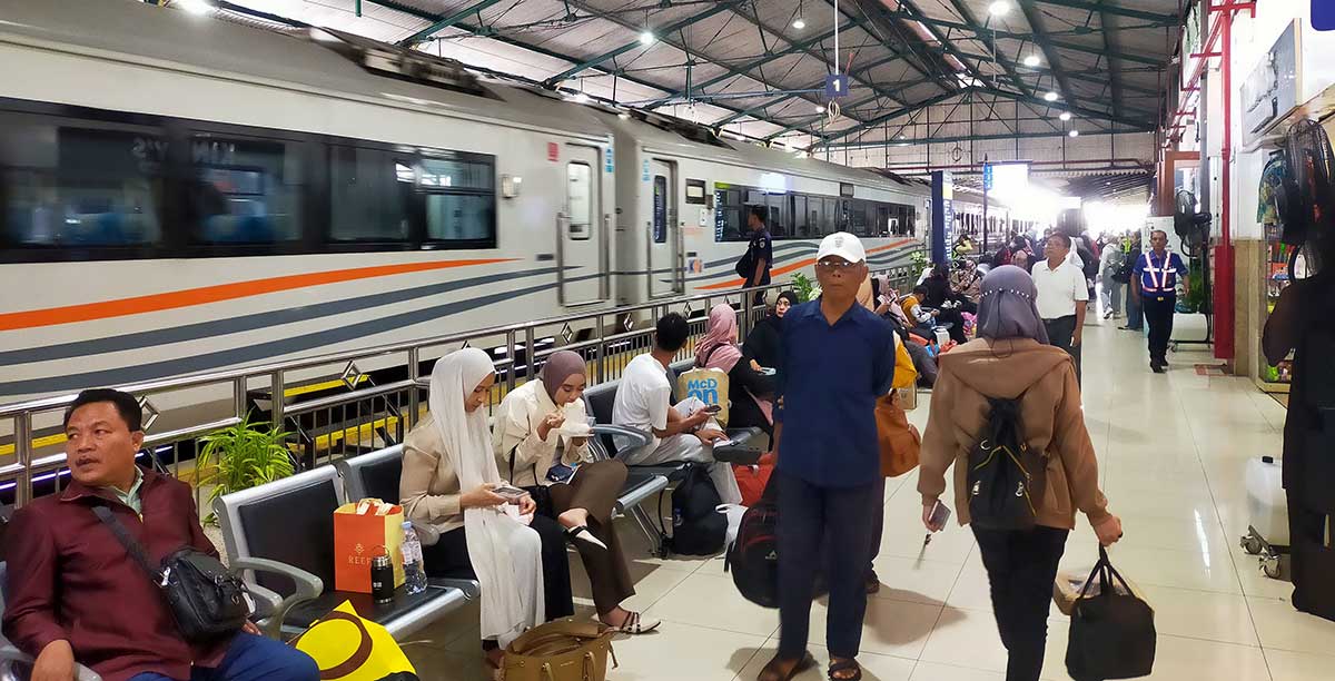 Suasana penumpang naik turun kereta api.