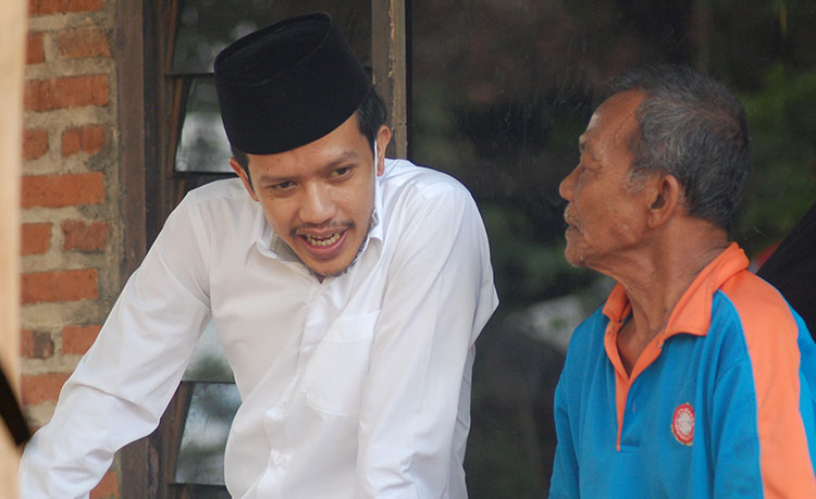 Wakil Bupati Trenggalek Syah Natanegara (baju putih). (foto: HERMAN/ BANGSAONLINE)