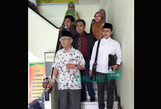 Gus Solah dan sejumlah tokoh NU Gresik saat mendatangi Kejari Gresik. foto: SYUHUD/ BANGSAONLINE