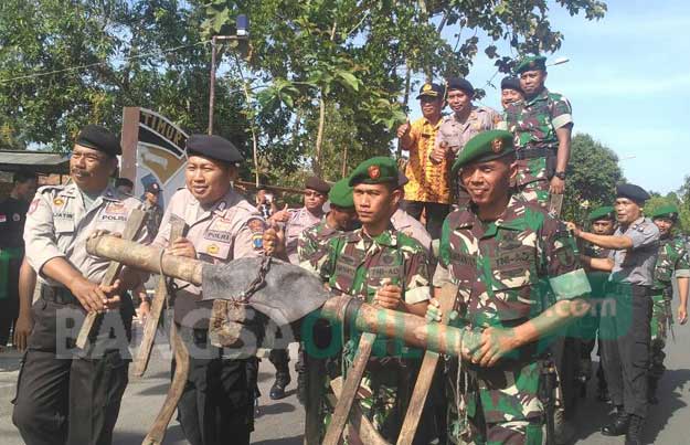 Perwakilan dari pihak Kecamatan, Polsek dan Koramil Senori saat diarak anggota bersama para ormas dan pendekar silat. foto: AHMAD/ BANGSAONLINE