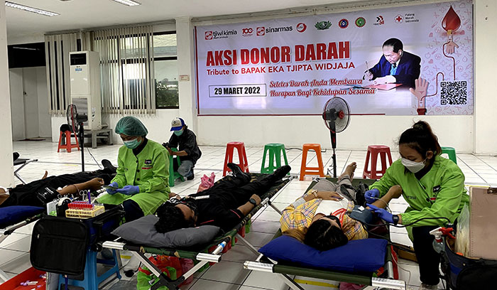 Suasana donor darah para pegawai di Pabrik Tjiwi Kimia.