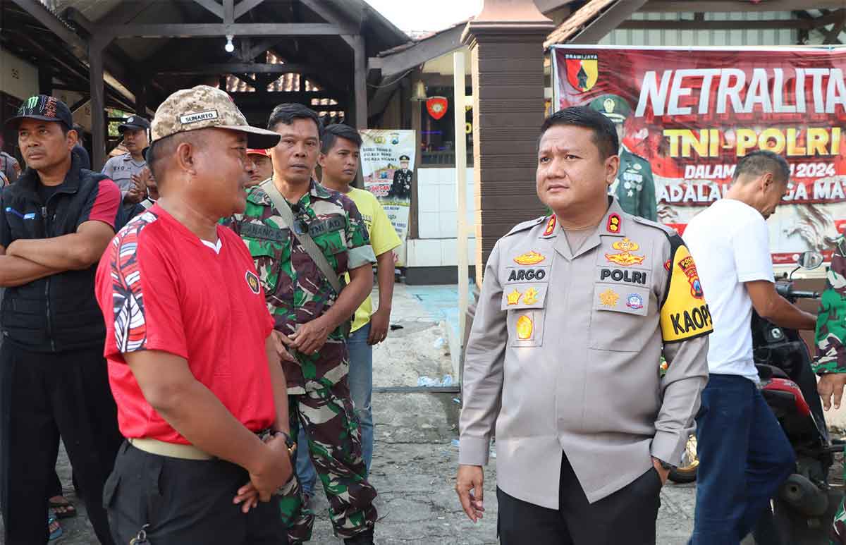 Kapolres Ngawi, AKBP Argo Wiyono, saat menjembatani bentrok antarperguruan silat.