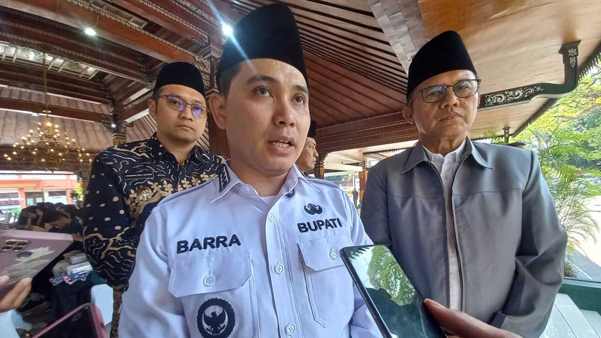 Bupati Mojokerto didampingi jajaran pejabat terkait saat peresmian Jalan Dusun Kelompok, Desa Mojogebang, Kecamatan Kemlagi.