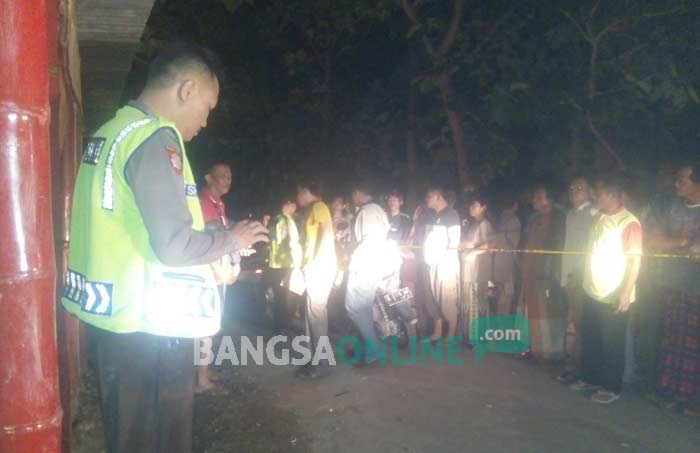 Warga berkerumun saat polisi melakukan olah TKP. foto: EKY NURHADI/ BANGSAONLINE