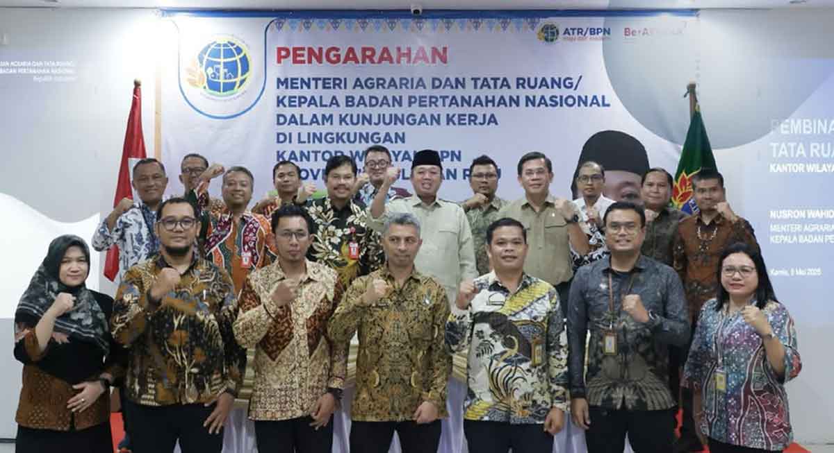 Menteri ATR/BPN saat foto bersama dengan jajaran Kanwil BPN Kepri di Kantah Kota Batam.