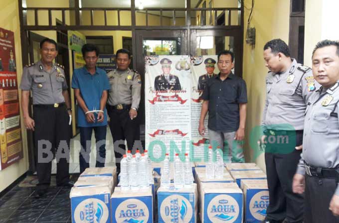 Pelaku (dua dari kiri) saat diamankan di Mapolsek Jombang Kota beserta barang bukti.