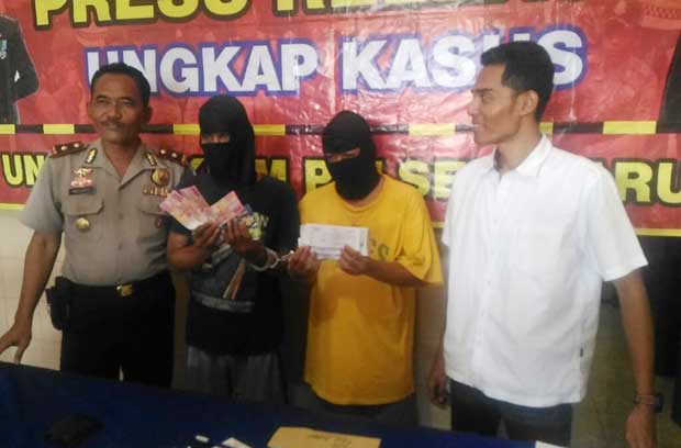 Dua tersangka bersama barang bukti berupa karcis palsu diamankan di Mapolsek Waru.