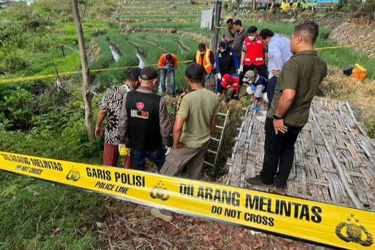 Jasad Bayi Ditemukan Mengapung di Depan Sungai Kantor UPT PLN Pacet Mojokerto