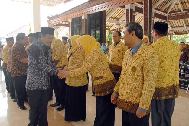 SELAMAT: Wabup Sidoarjo Nur Achmad Syaifuddin memberikan ucapan selamat kepada pengurus APSI Sidoarjo yang baru dilantik, di Pendopo Delta Wibawa, Kamis (18/5). foto: Kominfo Sidoarjo