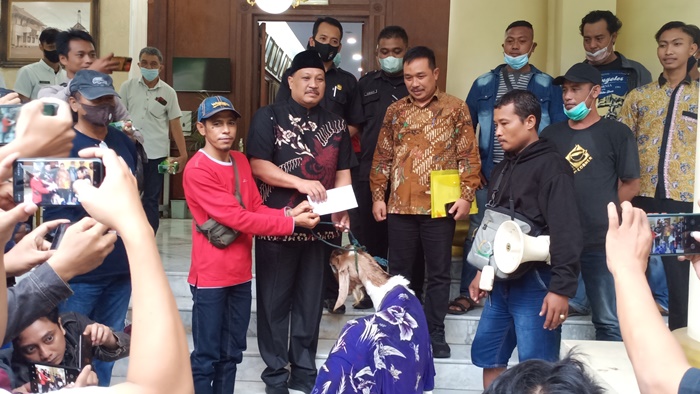 Ketua DPRD Gresik Abdul Qodir dan Wakil Ketua Mujid Riduan saat menerima kambing dari Aliansi WC. foto: SYUHUD/BANGSAONLINE.