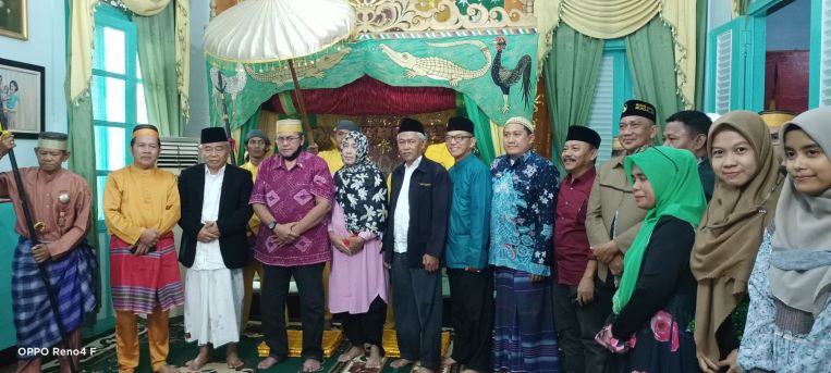 Raja Menpawah: Pangeran Ratu Mulawangsa Dr Ir Mardan Adijaya Kesuma Ibrahim dan Ratu Kenanga Dr dr Arini Mariam, MSc saat menyambut kedatangan Prof Dr KH Asep Saifuddin Chalim, MA dan rombongan di Istana Amantubillah, di Desa Pulau Pedalaman, Kecamatan Menpawah Timur, Kalimantan Barat. Foto: bangsaonline.com