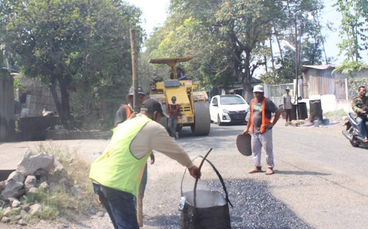  Proses perbaikan jalan di wilayah Gempol.