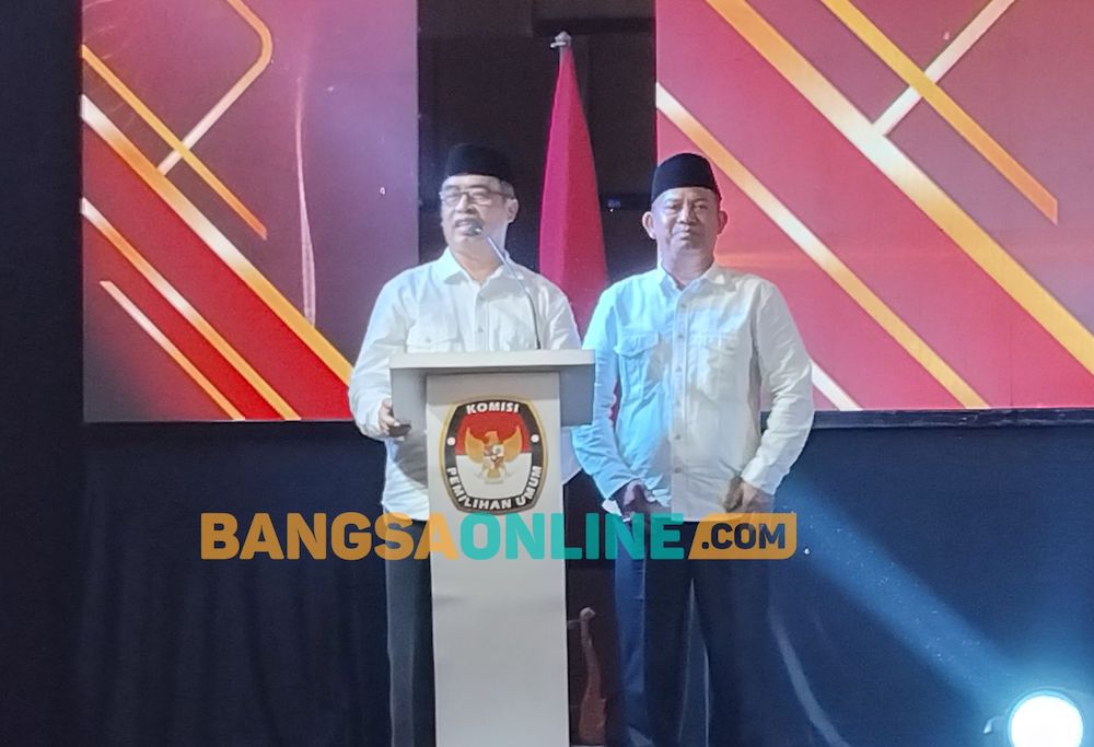Hari Wuryanto-Purnomo Hadi saat memberi sambutan usai ditetapkan sebagai Bupati dan Wakil Bupati Madiun oleh KPU. Foto: Hendro Suhartono/BANGSAONLINE