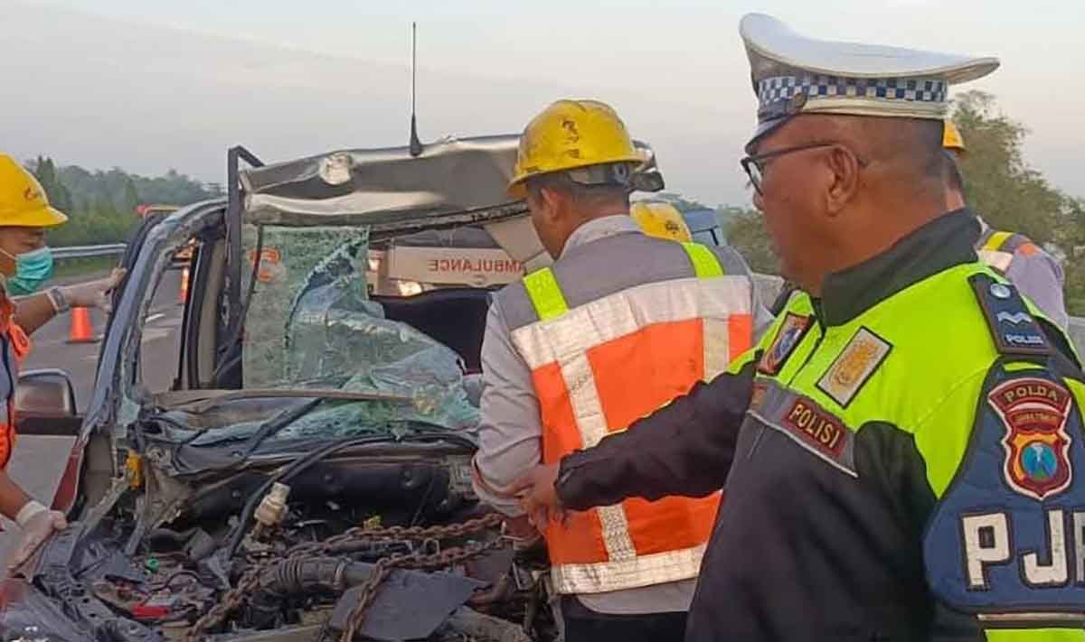 Petugas saat mengevakuasi kecelakaan yang terlibat kecelakaan di Jombang.