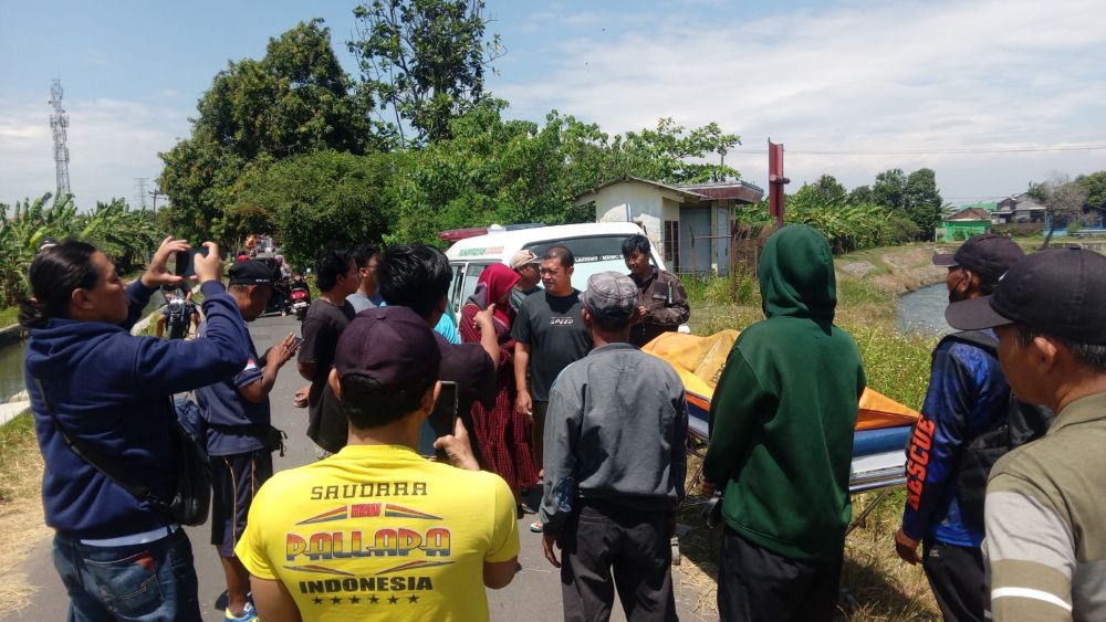 Korban saat dievakuasi, akan dibawa ke RS Pusdik Bhayangkara Porong