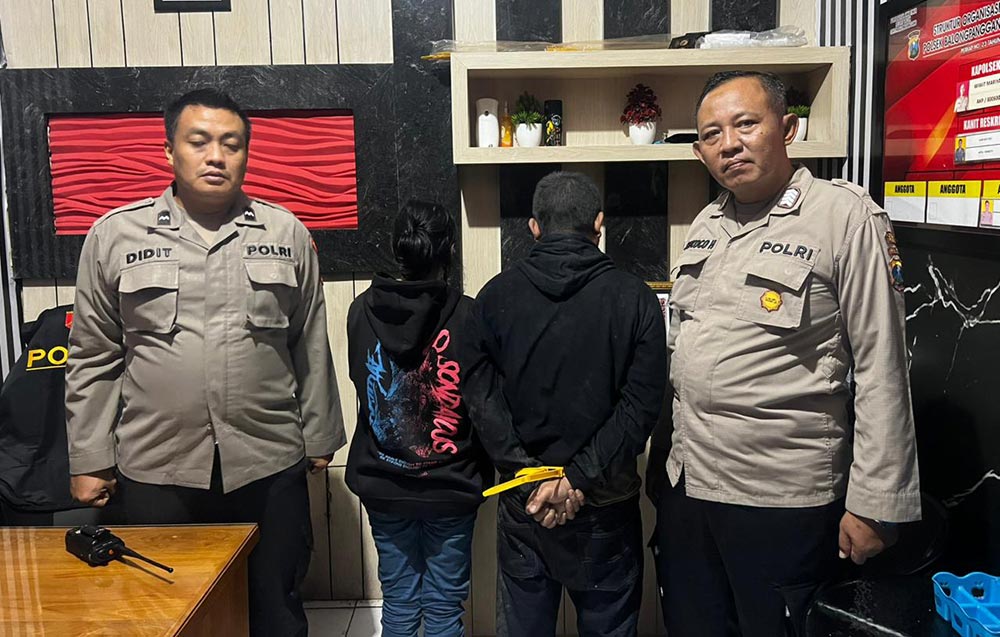 Kedua pelaku saat diamankan di Mapolsek Balongpanggang. Foto: Ist.
