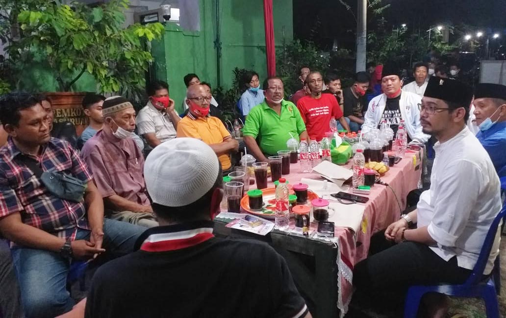 Calon Wali Kota Pasuruan Nomor Urut 2, Raharto Teno Prasetyo (kanan) saat mendengarkan aspirasi warga Perumahan Keraton Indah dalam acara cangkrukan.