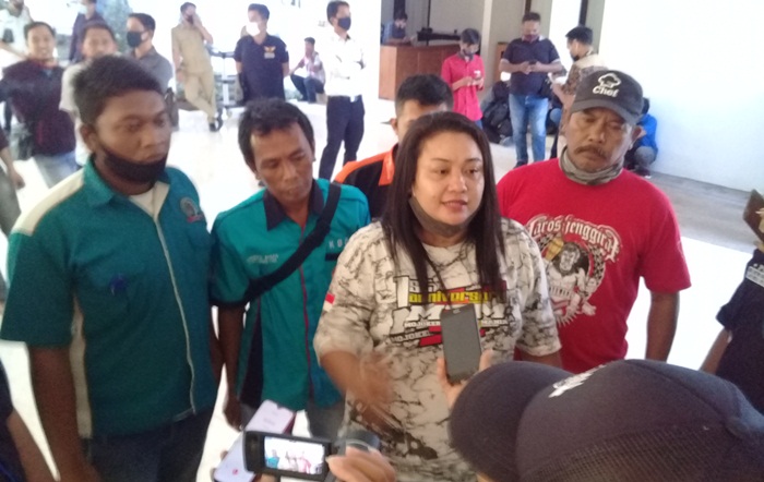 Para sopir truk saat di Gedung DPRD Banyuwangi.