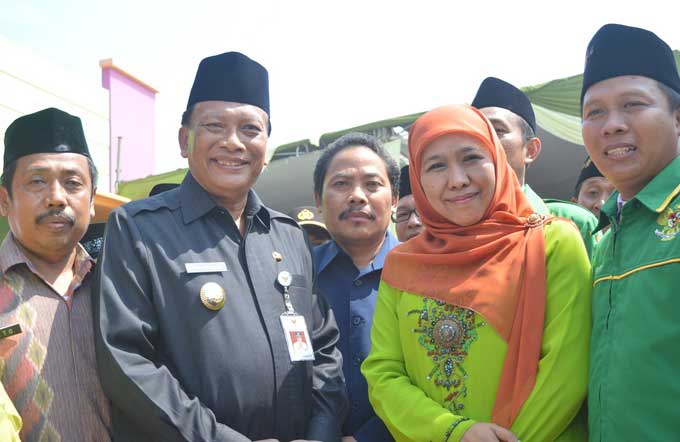 Mensos RI Khofifah Indar Parawansa didampingi Bupati Gresik Sambari HR saat peletakan batu pertama gedung Islamic Boarding School di Kecamatan Dukun. foto: SYUHUD/ BANGSAONLINE