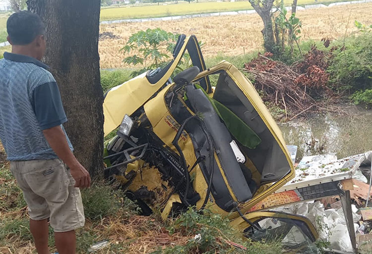 Kondisi Truk boks setelah menabrak pohon dan masuk kedalam parit, Rabu (21/9/2022).