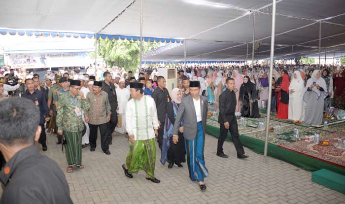 Gubernur Jatim Dr H Soekarwo Mendampingi Presiden RI Ir Joko Widodo saat Acara Haul Majemuk Massayaikh Keluarga Besar PP  Salafiah Safii